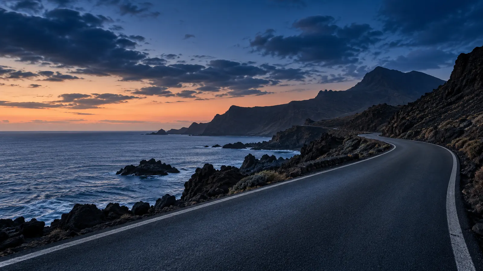 Escena ilustrativa de una carretera junto a la costa volcánica al anochecer